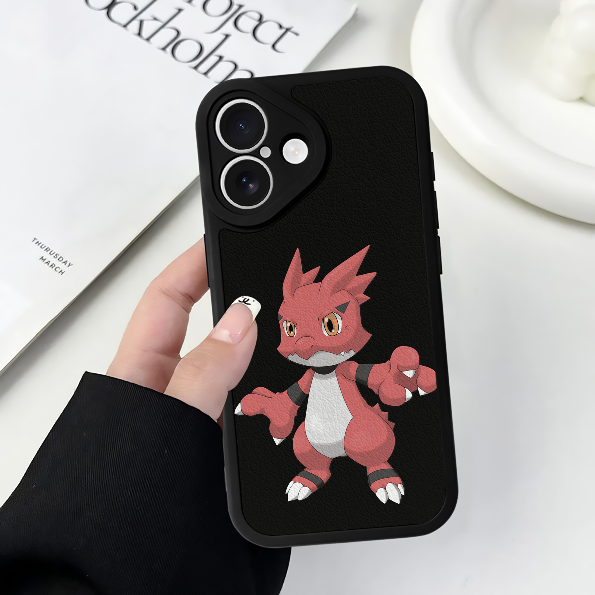 （画像用） Digimon デジタルモンスター/デジモン 【iPhone 16シリーズ対応】シリコンスマホケース（レザー調） 材質：シリコン